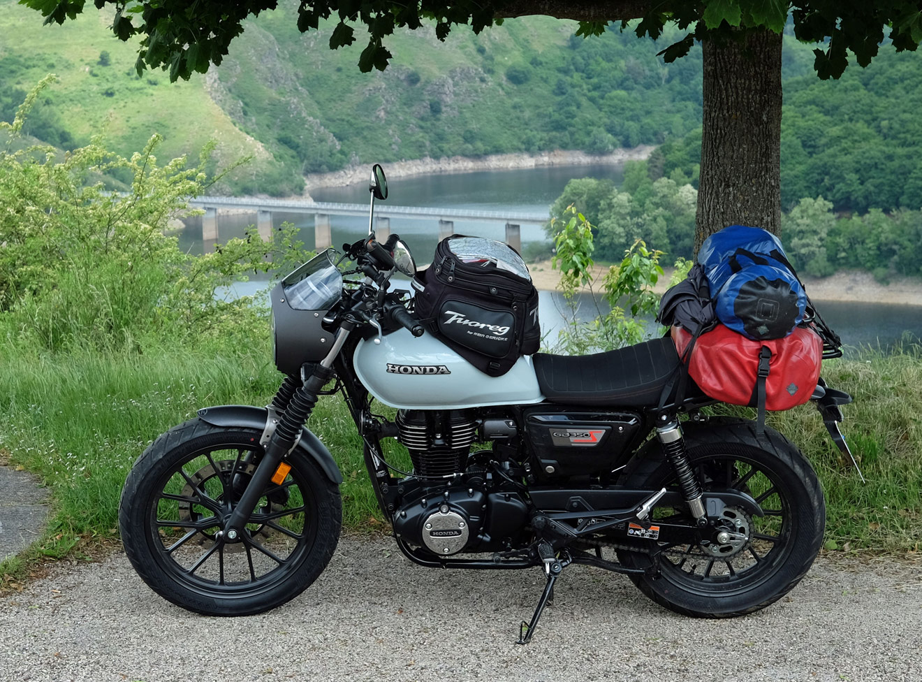 Honda GB350S mit Reisegepäck
