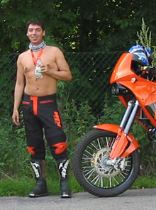 Svenja mit nacktem Oberkörper neben ihrer KTM