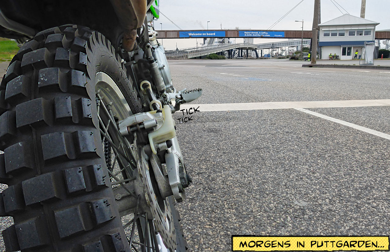 Motorrad steht am Fährhafen