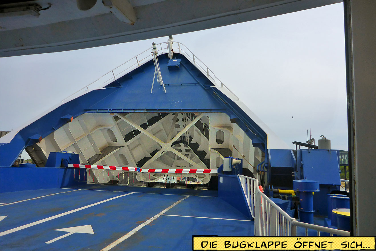 Die Bugklappe einer Fähre steht offen