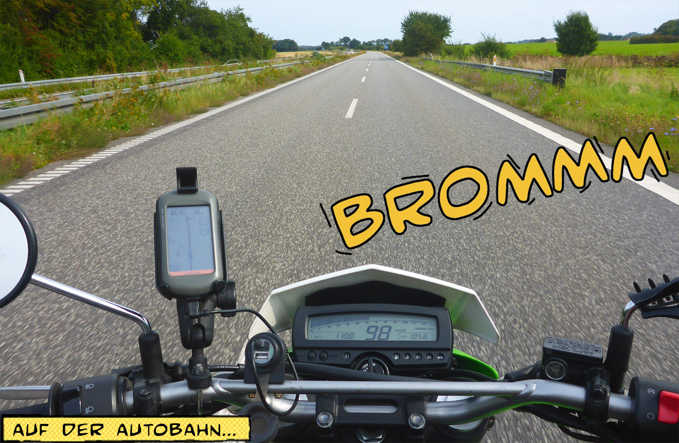 Leere Autobahn über den Motorradlenker gesehen