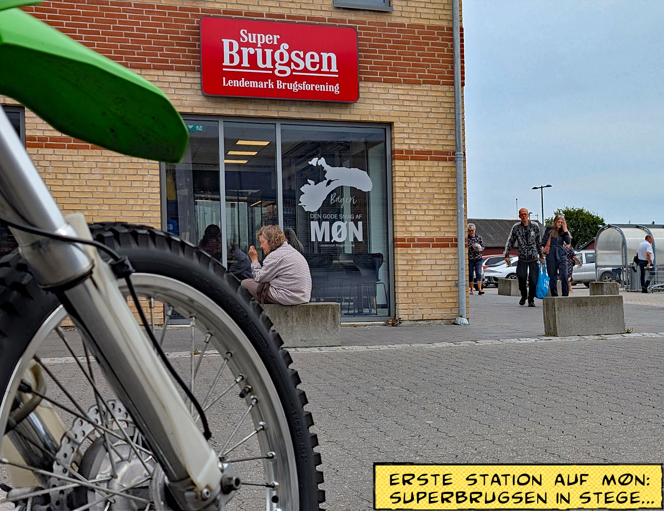 Ein Motorrad steht vorm SuperBrugsen