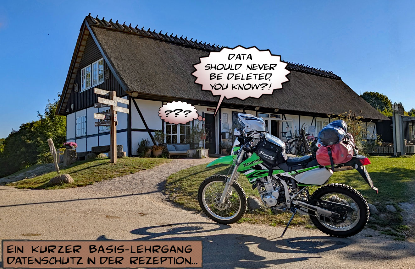 Eine Enduro steht vor der Rezeption vom Camps