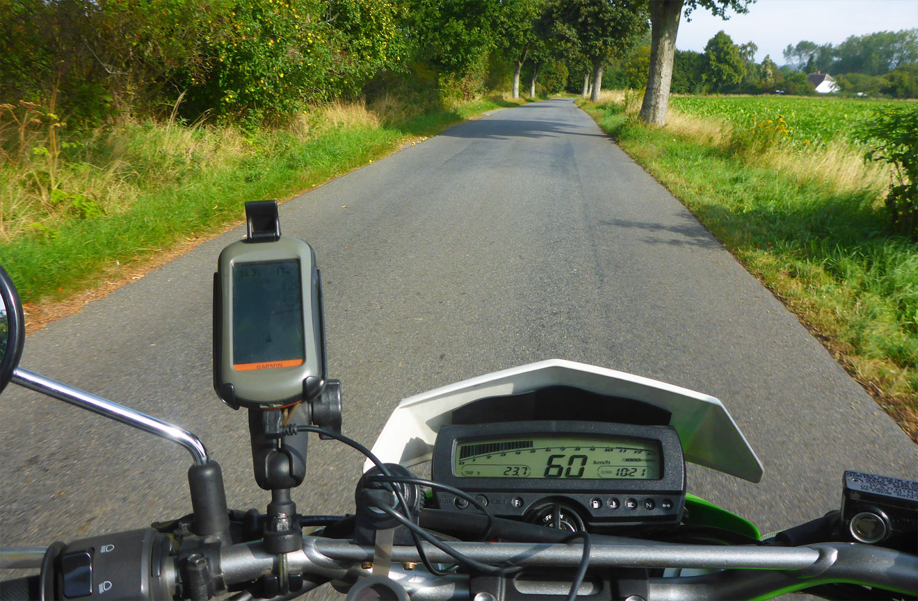 Schmale Landstraße aus Motorradsicht