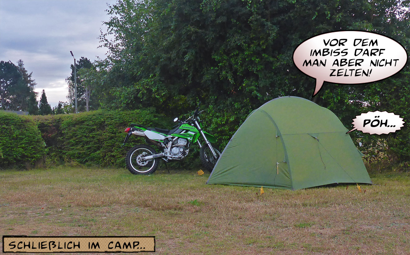 Zelt und Motorrad stehen im Gras