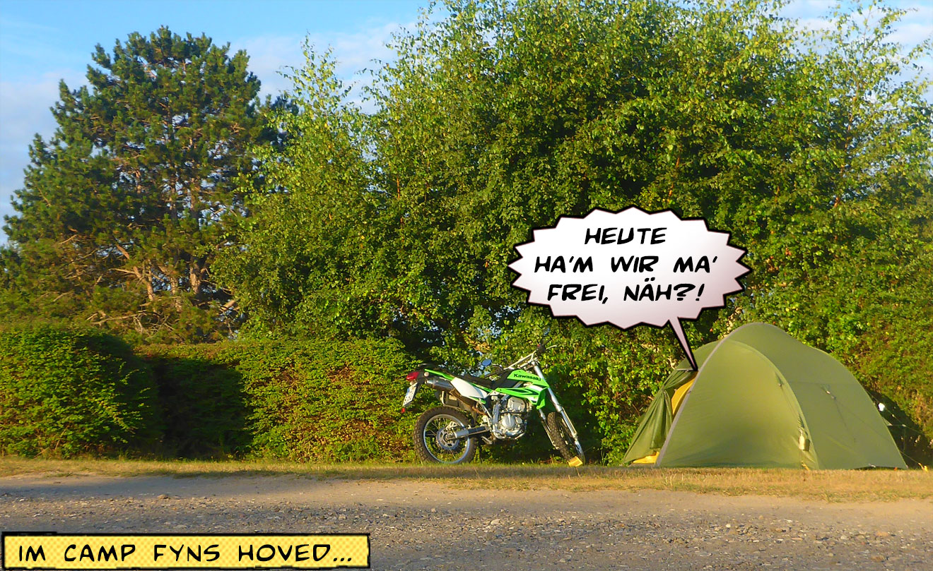 Motorrad und Zelt stehen in der Morgensonne