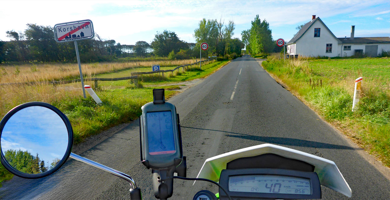 Blick vom Motorrad auf die Straße