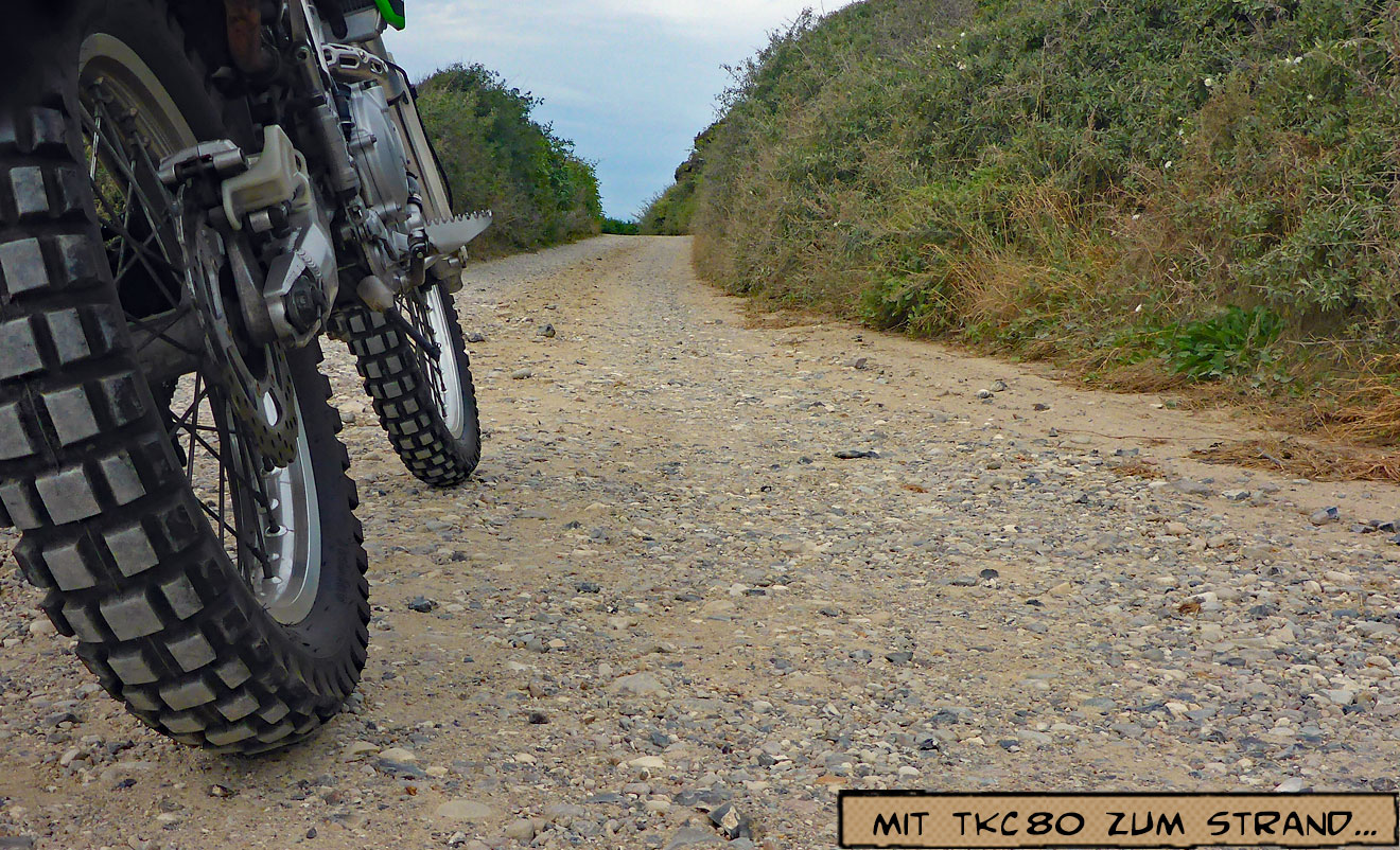 Enduroreifen auf dem Weg zum Strand