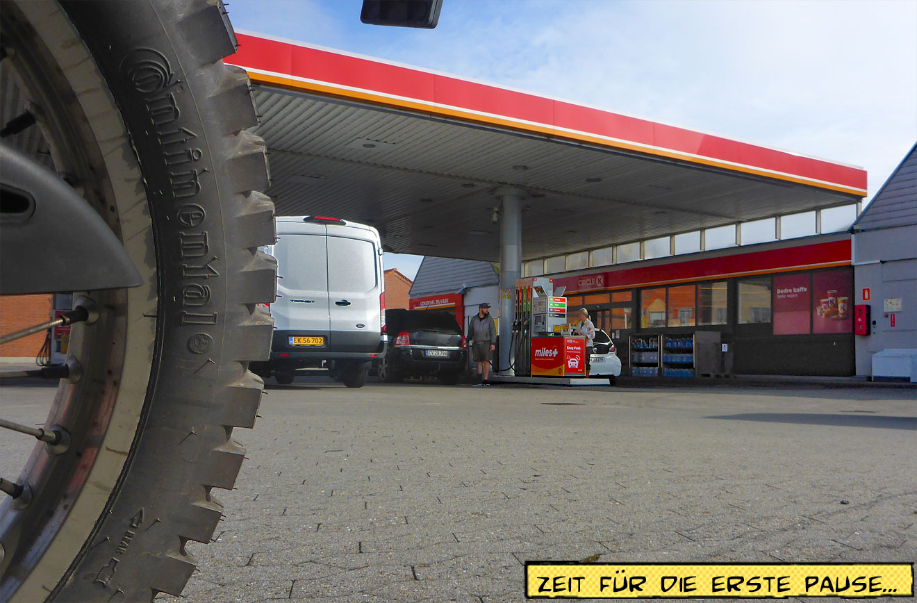 Motorrad an der Tankstelle