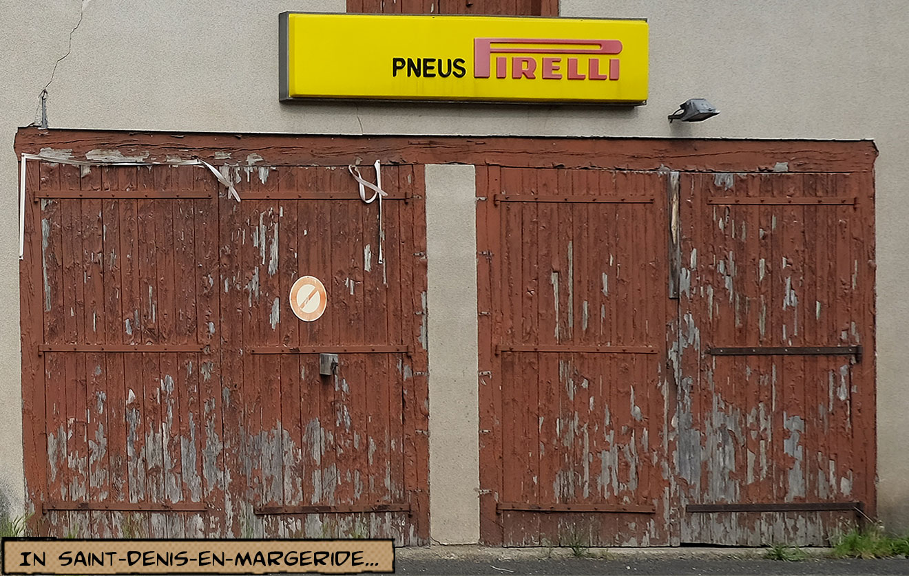 Verwitterte Garagentore