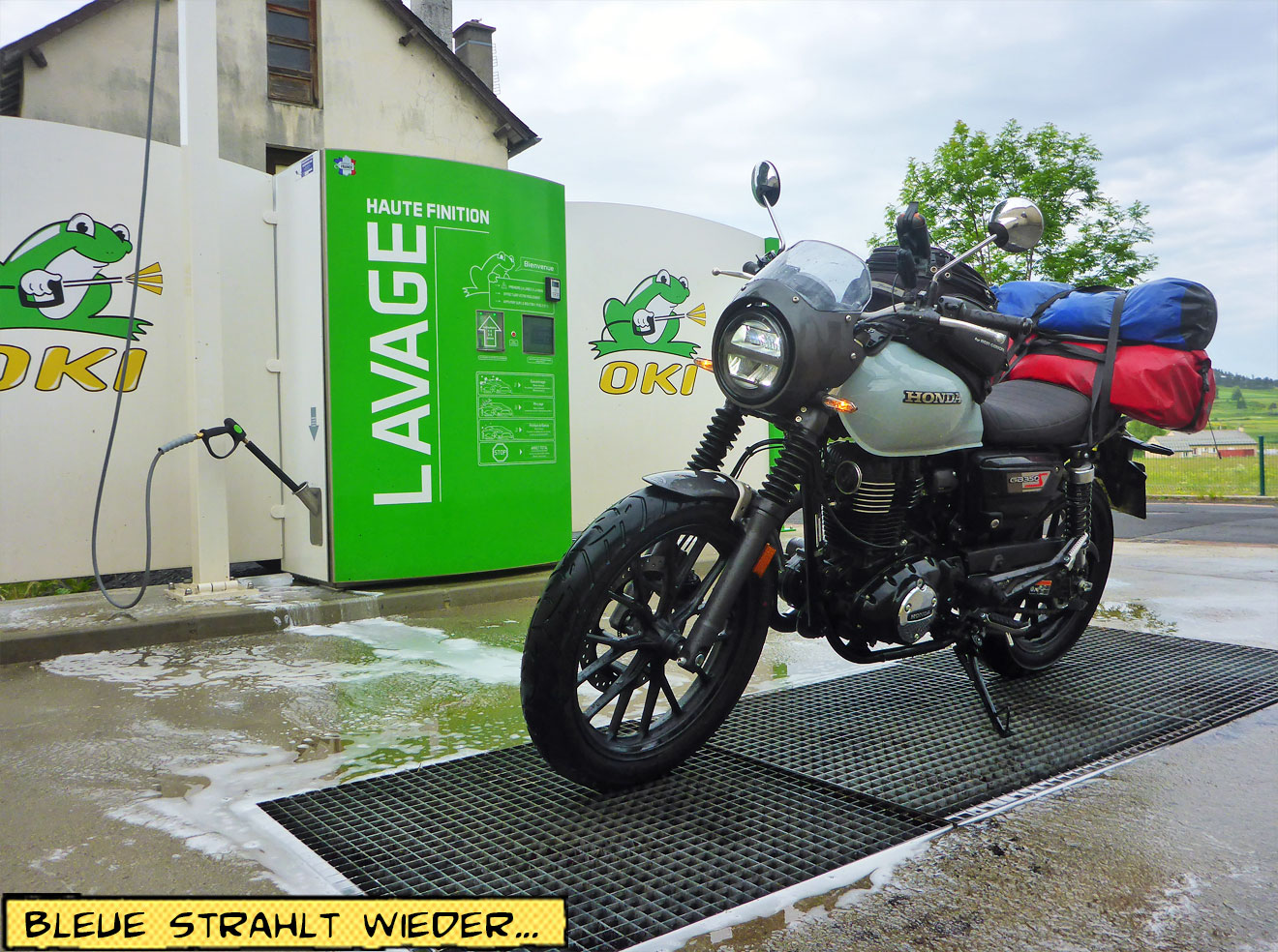 Motorrad mit Schaum in einer SB-Waschanlage