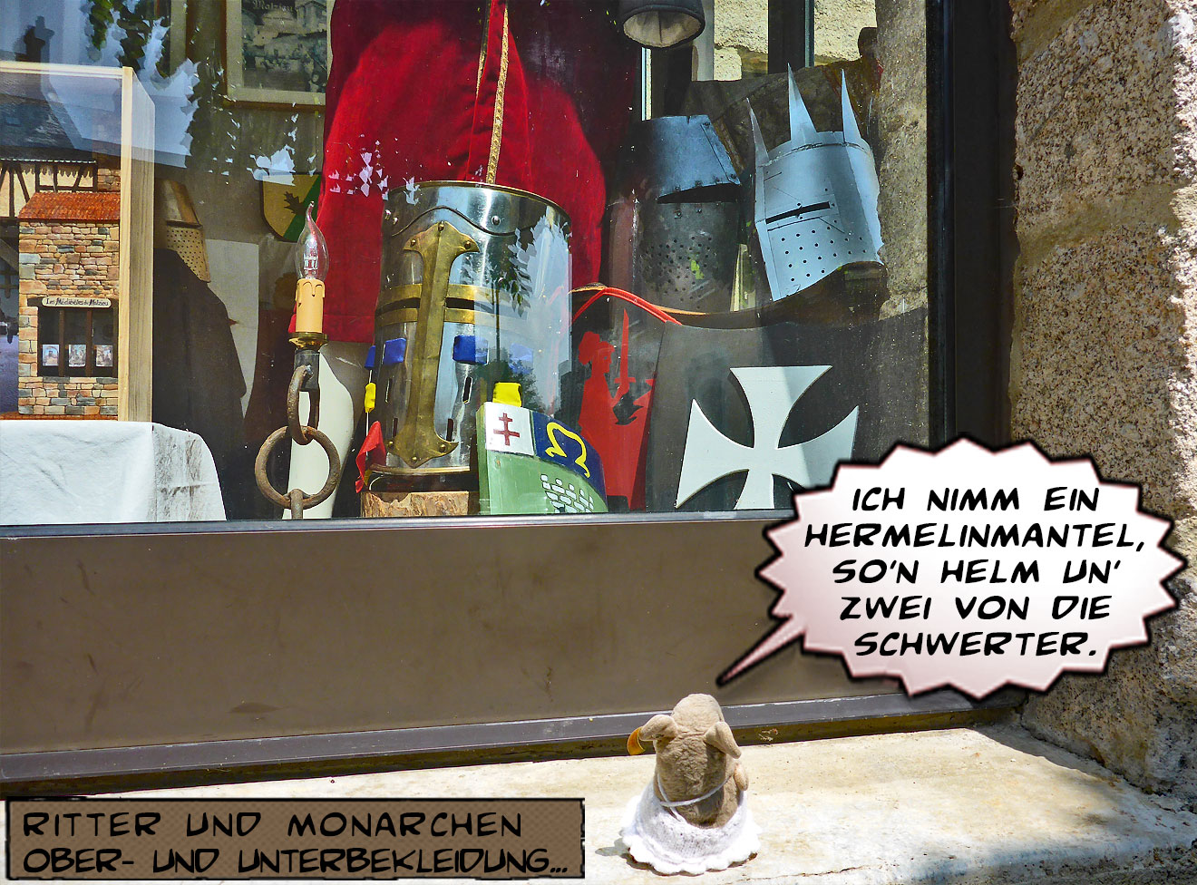 Schaufenster mit Helmen für Ritter