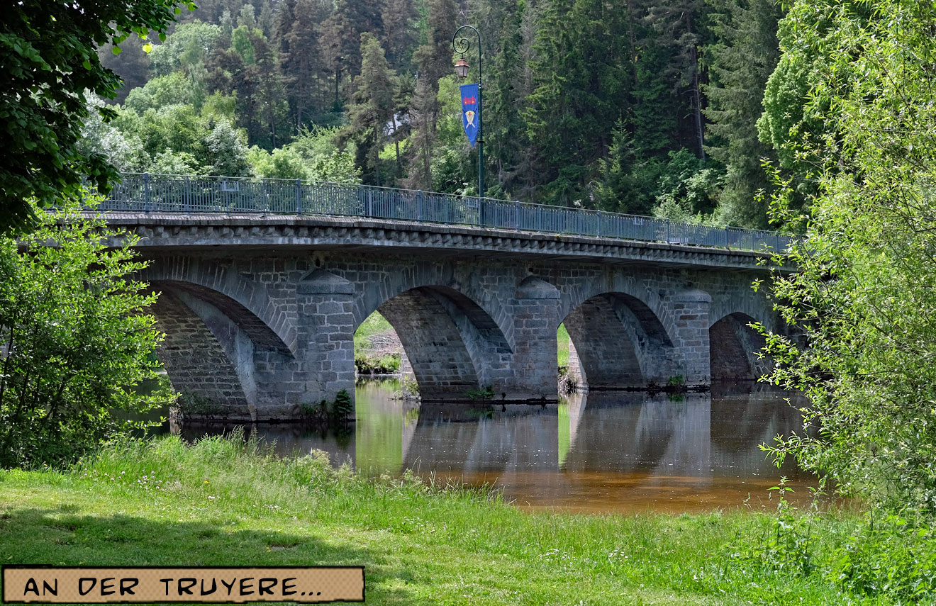 Alte Steinbogenbrücke über den Fluss Truyère