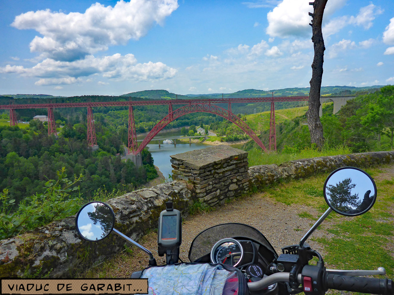 Blick über den Motorradlenker auf das Viaduc de Garabit