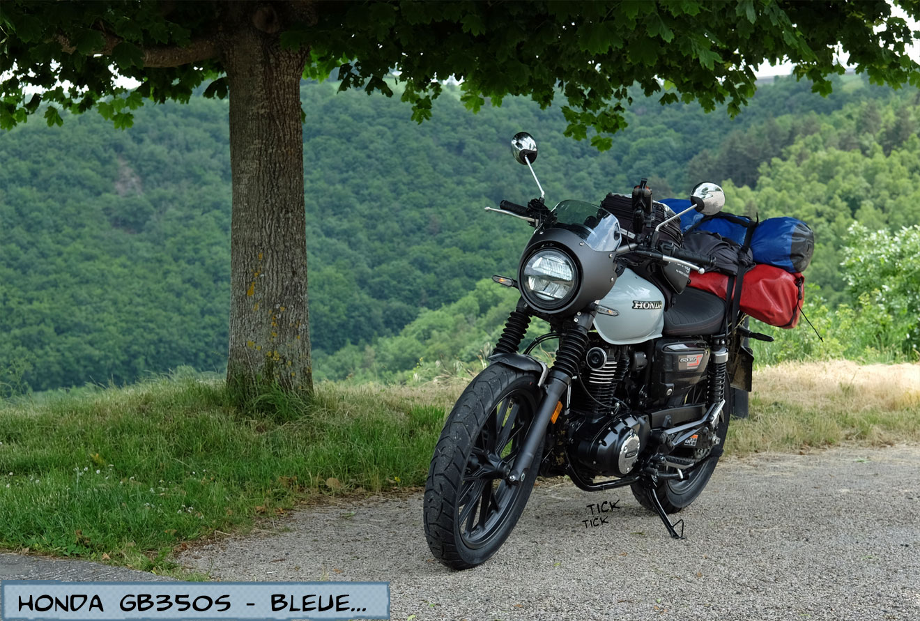 Honda GB350S steht mit Urlaubsgepäck unter einem Baum