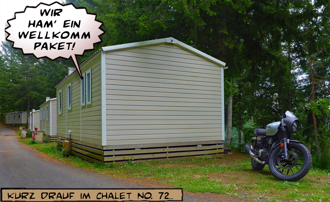 Chalet auf dem Campingplatz mit Motorrad davor