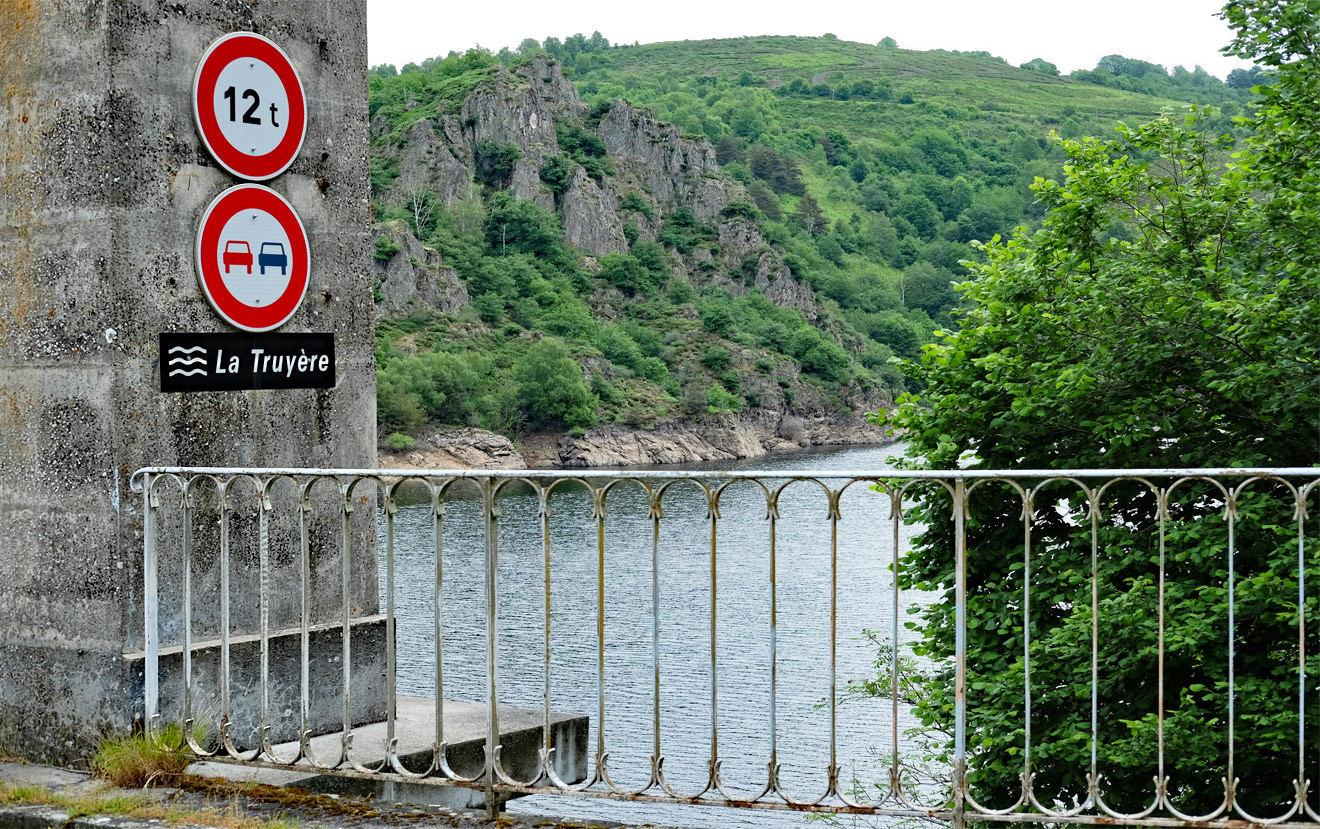 Schilder an einem Brückenpfeiler