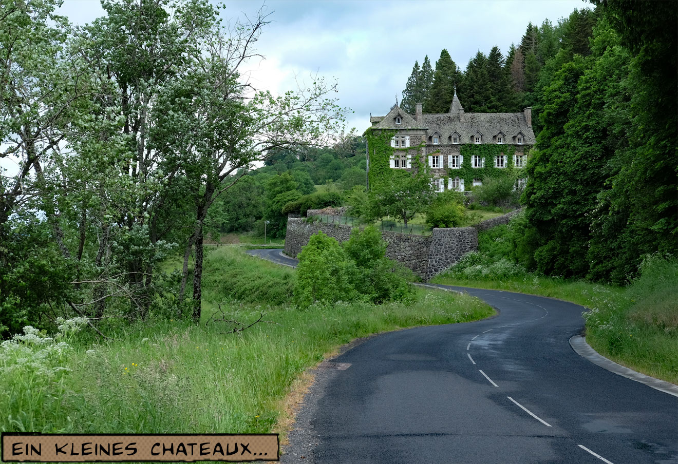 Kleines Chateaux an einer kurvigen Landstraße