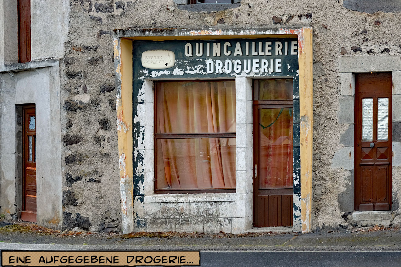 Eine aufgegebene Drogerie mit verhängten Fenstern
