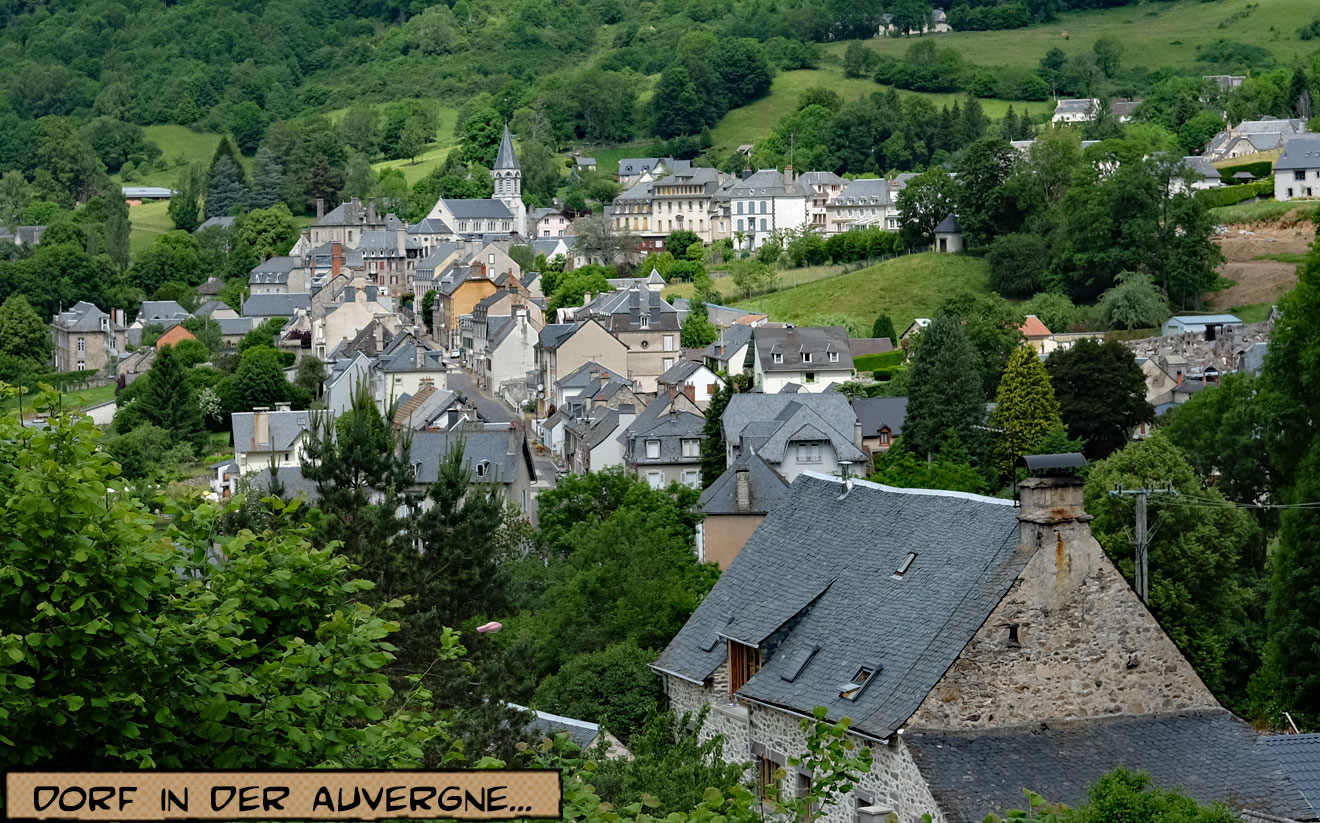 Blick auf ein Dorf in der Auvergne