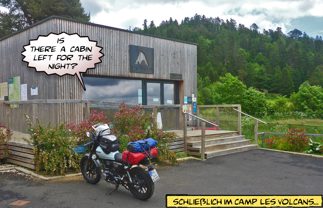 Ein Motorrad steht vor der Rezeption eines Campingplatzes