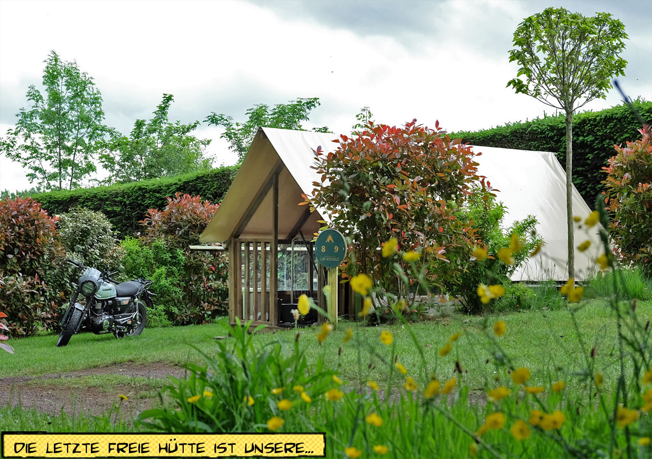 Ein Motorrad steht vor einem Glamping Zelt