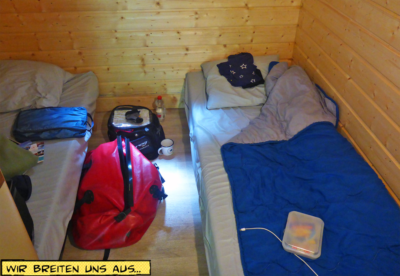 Blick in einen beengten Schlafraum in einer Hütte