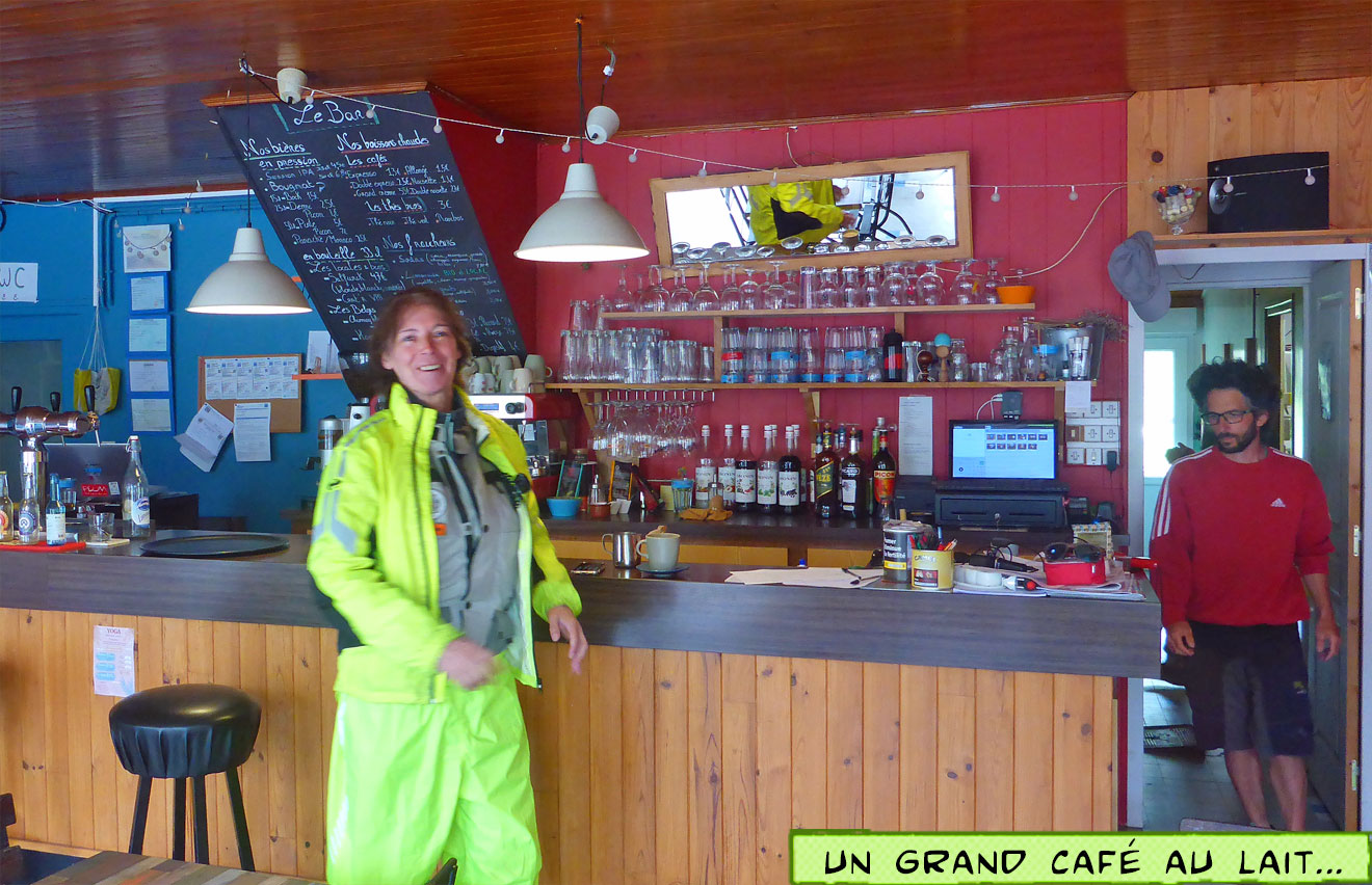 Svenja steht in Regenkombi am Tresen eines Cafés 