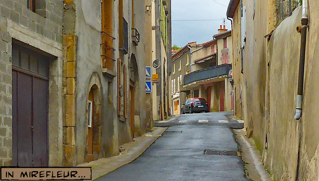 Enge Gasse in französischem Dorf