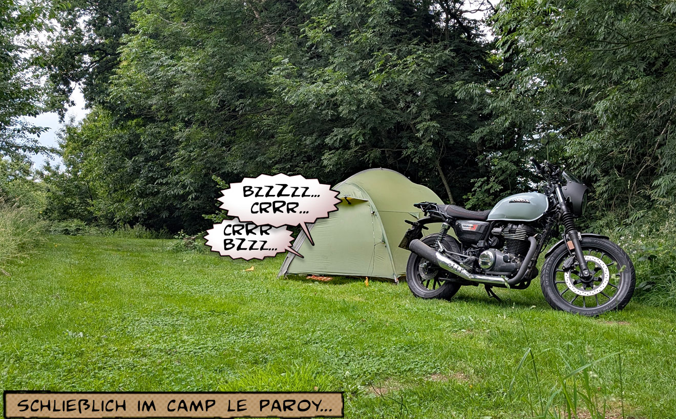 Ein Motorrad steht neben einem Zelt im GRAS