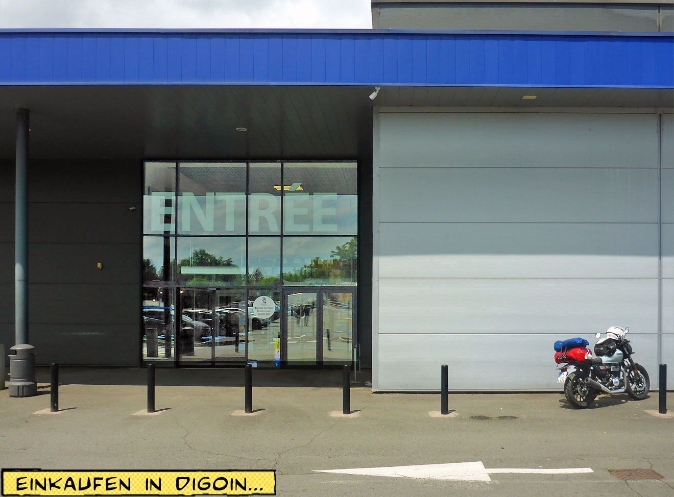 Eingang eines Supermarkts mit Motorrad