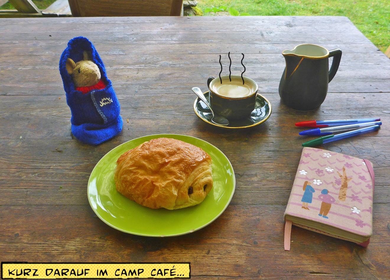 Kaffee und Gebäck auf einem alten Holztisch