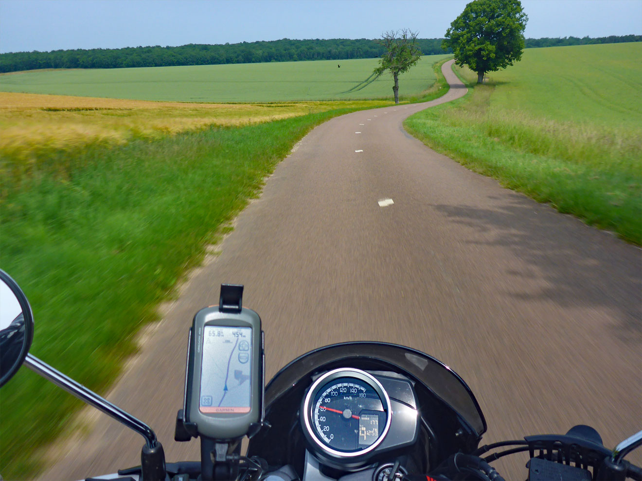 Schmale Landtraße aus Motorradperspektive
