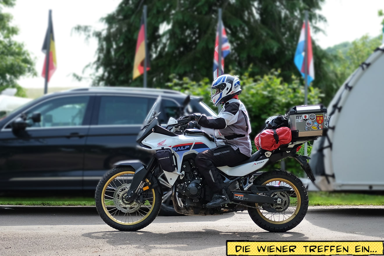 Ein Motorrad fährt auf einen Campingplatz