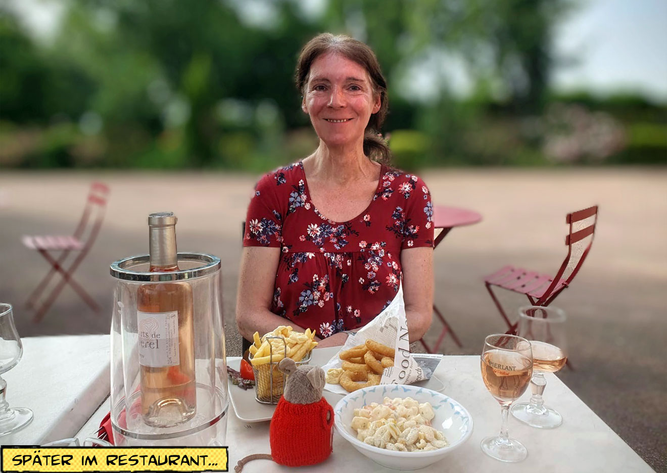 Svenja sitzt am Tisch vor ihrem Essen und strahlt vor Glück