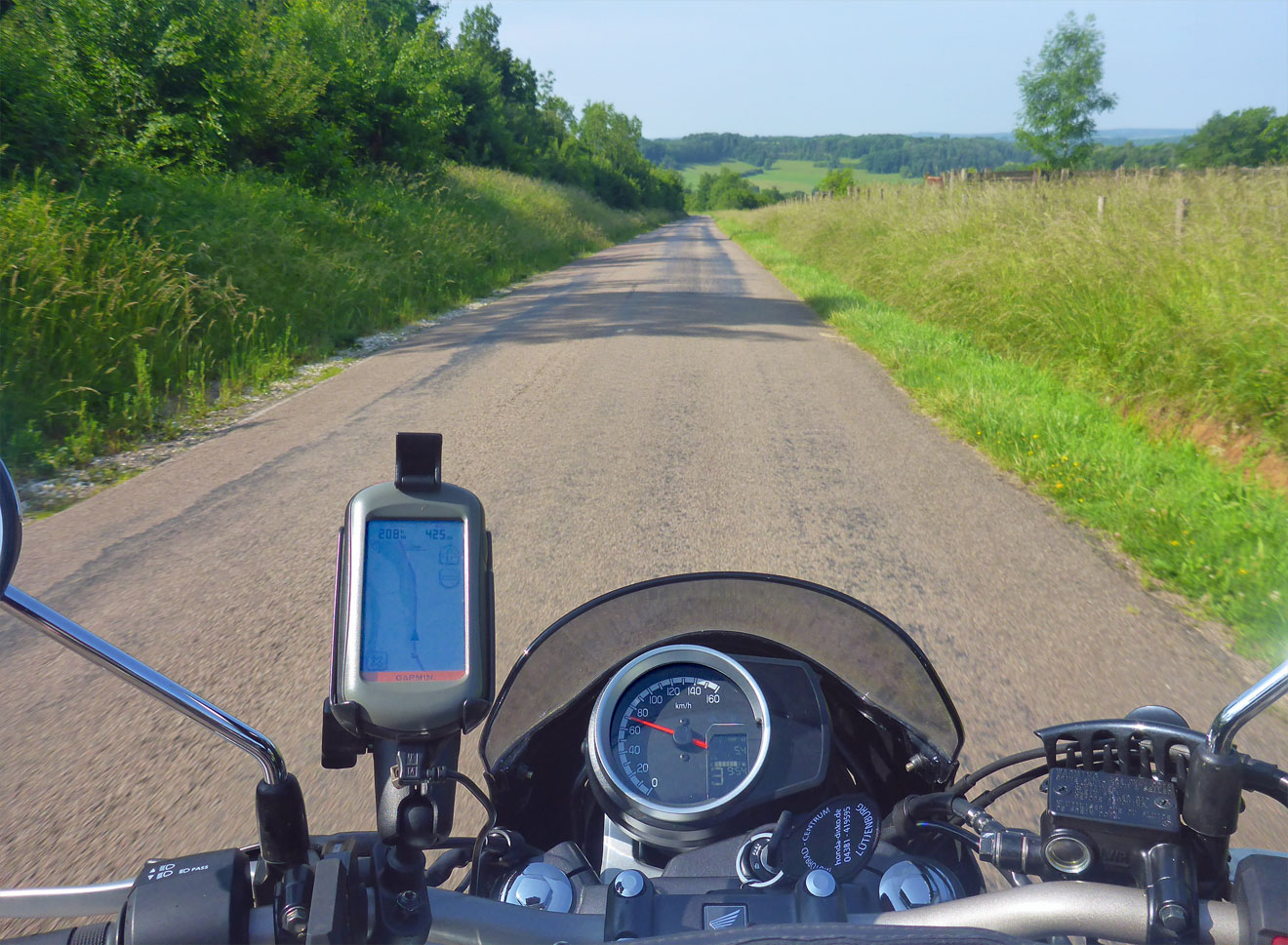 Blick vom Motorradlenker auf die Straße