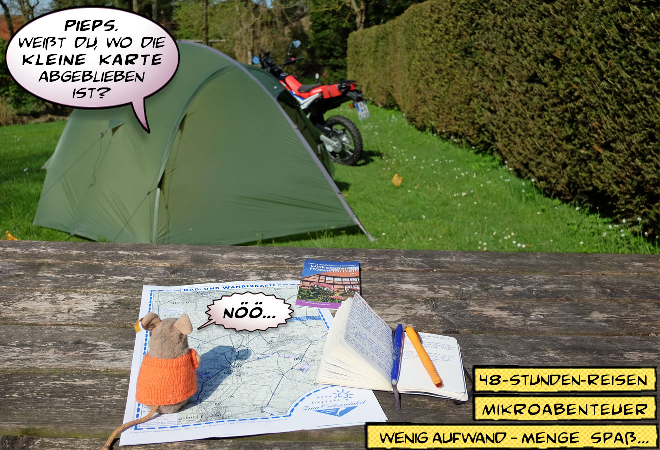 Ein Motorrad steht neben einem Zelt im GRAS